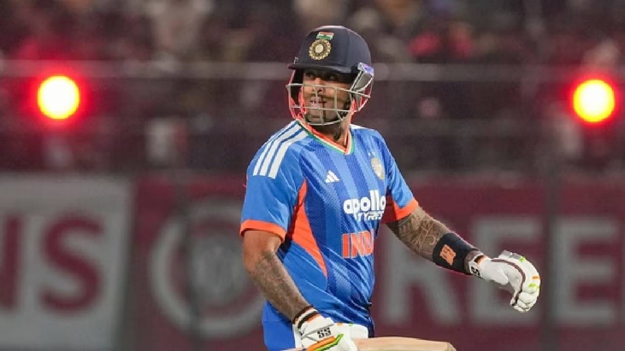 Suryakumar Yadav : त्यापेक्षा तो शॉट मारु नकोस, सुनील गावस्कर सरळ सूर्याला बोलले Suryakumar Yadav : त्यापेक्षा तो शॉट मारु नकोस, सुनील गावस्कर सरळ सूर्याला बोलले