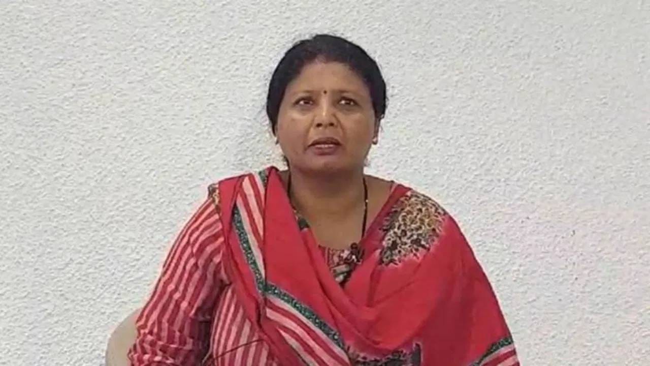 Sushma Andhare : दोन वर्षात दोन विकेट, देवेंद्र फडणवीस तुम्ही कुठल्या तोंडाने...सुषमा अंधारे यांचा थेट हल्ला Sushma Andhare : दोन वर्षात दोन विकेट, देवेंद्र फडणवीस तुम्ही कुठल्या तोंडाने...सुषमा अंधारे यांचा थेट हल्ला