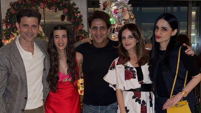 पूर्व पत्नीच्या पार्टीत गर्लफ्रेंडसोबत हृतिकचा रोमँटिक अंदाज