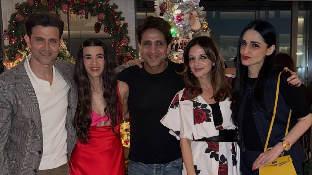 आणखी एका फोटोंमध्ये हृतिक-सबा आणि सुझान-अर्सलान एकत्र दिसले. या फोटोंवर नेटकऱ्यांनी विविध प्रतिक्रिया दिल्या आहेत. घटस्फोटानंतरही इतकं मोठं मन फक्त यांसारख्या सेलिब्रिटींचंच असू शकतं, असे कमेंट्स नेटकऱ्यांनी केले आहेत. 
