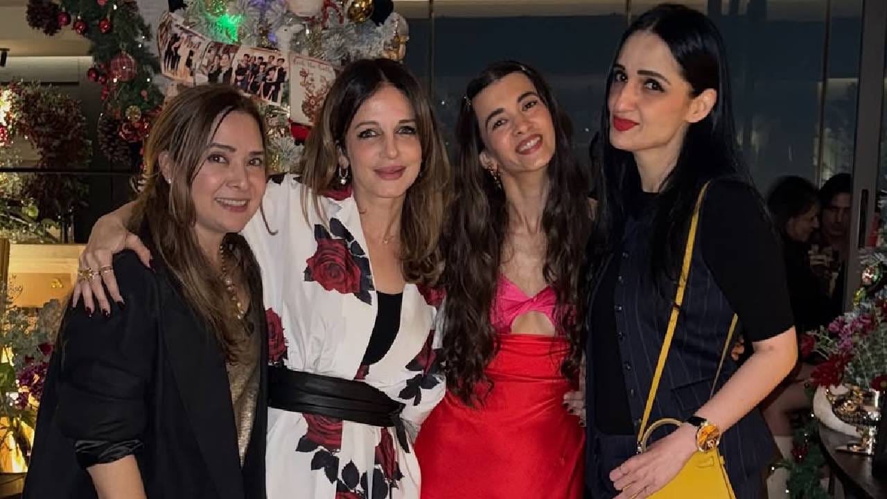 सर्वांनी मिळून ख्रिसमस एकत्र साजरा केला. या सेलिब्रेशनचे काही फोटो सुझानने तिच्या इन्स्टाग्राम अकाऊंटवर पोस्ट केले आहेत. बॉयफ्रेंड अर्सलान आणि हृतिकची गर्लफ्रेंड सबासोबतही तिने यावेळी फोटो काढले. सबा आणि सुझान यांच्यातही चांगली मैत्री असल्याचं पहायला मिळतंय. 
