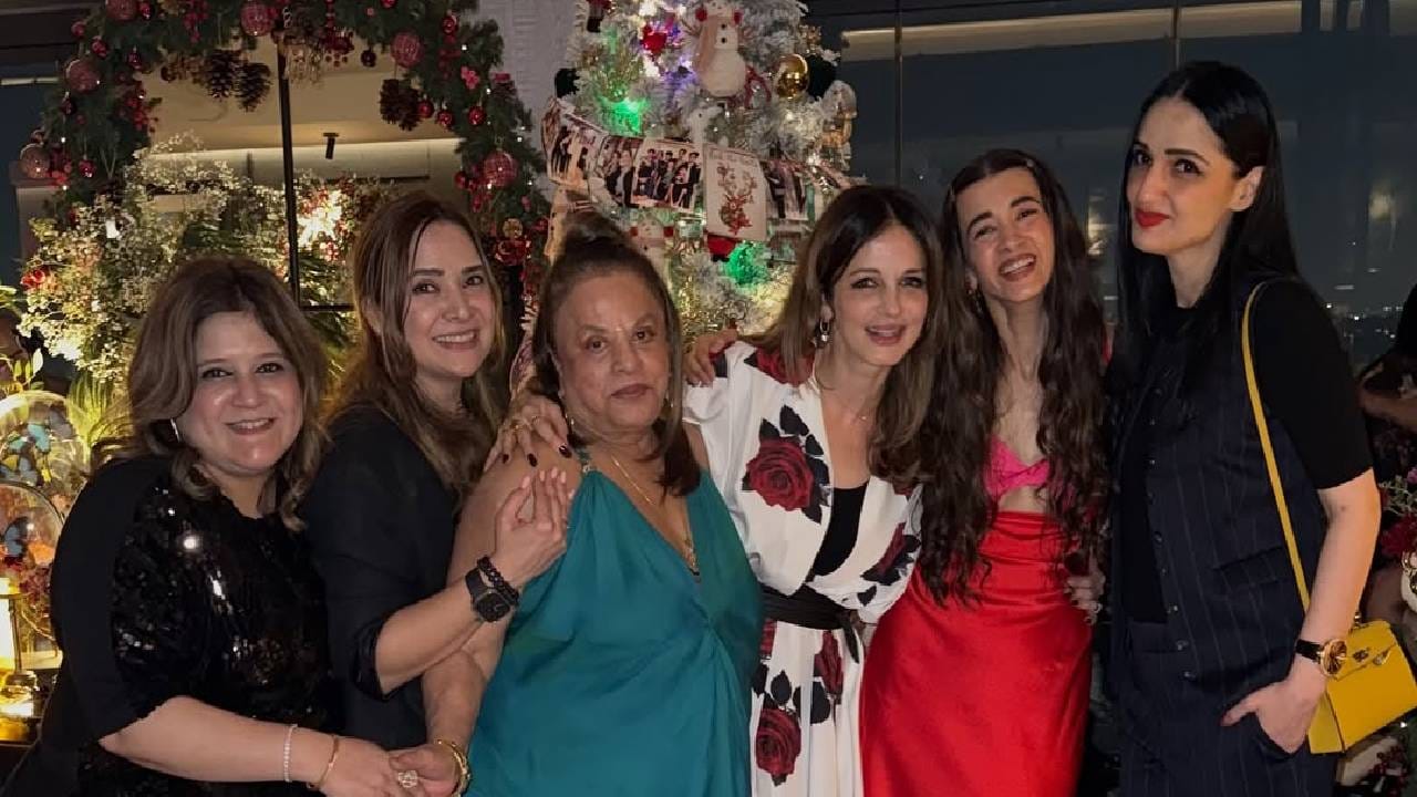 या पार्टीला हृतिक त्याची गर्लफ्रेंड सबा आझादसोबत पोहोचला होता. तर सुझानचा बॉयफ्रेंड अर्सलान गोणीसुद्धा पार्टीत उपस्थित होता. एकंदर पाहता हृतिक आणि त्याची गर्लफ्रेंड, सुझान आणि तिचा बॉयफ्रेंड आणि हृतिक-सुझानची दोन्ही मुलं या पार्टीला उपस्थित होती. 
