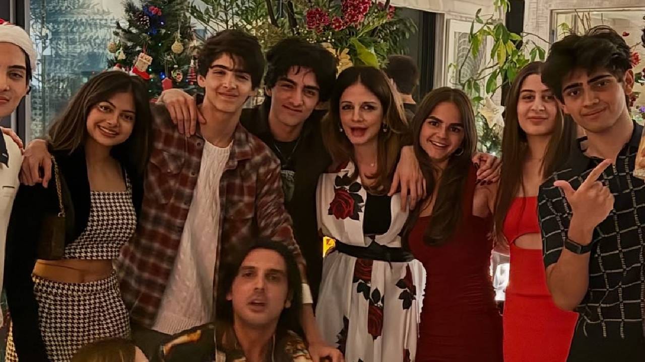 अभिनेता हृतिक रोशन आणि सुझान खान जरी विभक्त झाले असले तरी घटस्फोटानंतरही त्यांच्यातील मैत्रीचं नातं कायम आहे. या मैत्रीखातर तर कधी मुलांखातर हे दोघं अनेकदा एकत्र आल्याचं पहायला मिळालं. नुकतीच सुझान खानने तिच्या घरी ख्रिसमस पार्टीचं आयोजन केलं होतं. 
