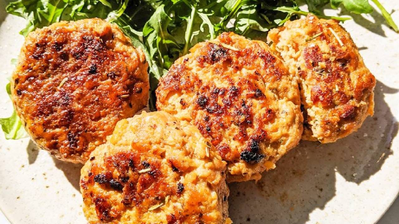  सध्याच्या धावपळीच्या जीवनात सकाळी नाश्ता करायला कोणाकडे वेळ नाहीये. सकाळी गडबडीत नाश्ता करणे शक्य होत नाही. अशावेळी तुम्ही झटपट होणारा हेल्दी नाश्ता करू शकता. 