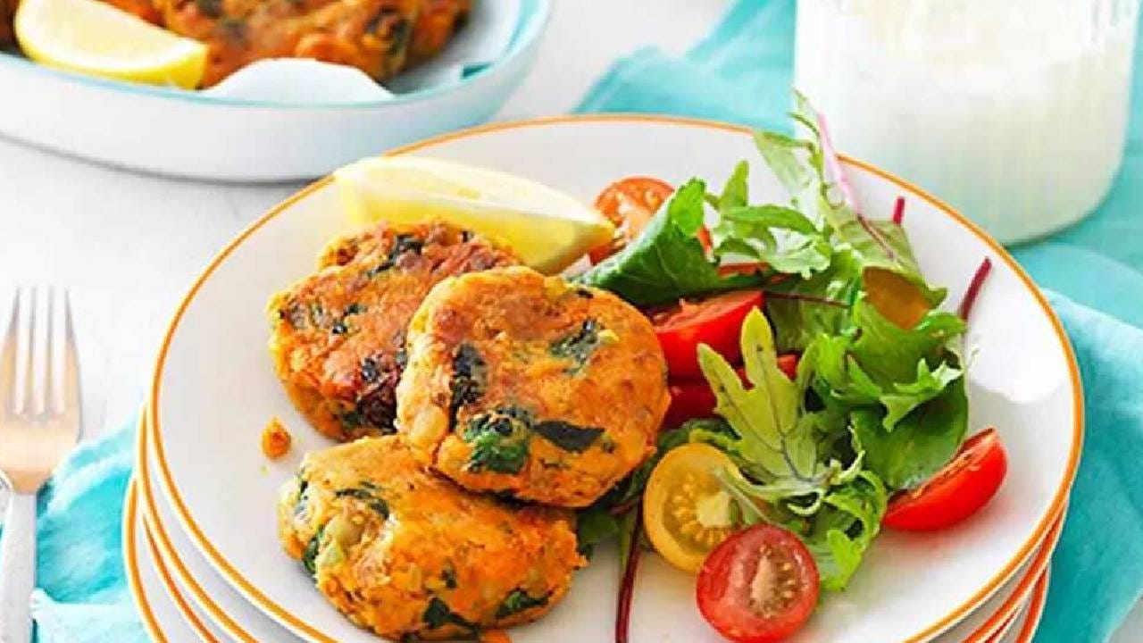 रताळी उकडण्यासाठी काही मिनिटे लागतात. उकडलेल्या रताळ्याचे साल काढा आणि त्याला बारीक करा. त्यामध्ये हिरवी मिरर्ची आणि बेसिक मसाले मिक्स करा. 