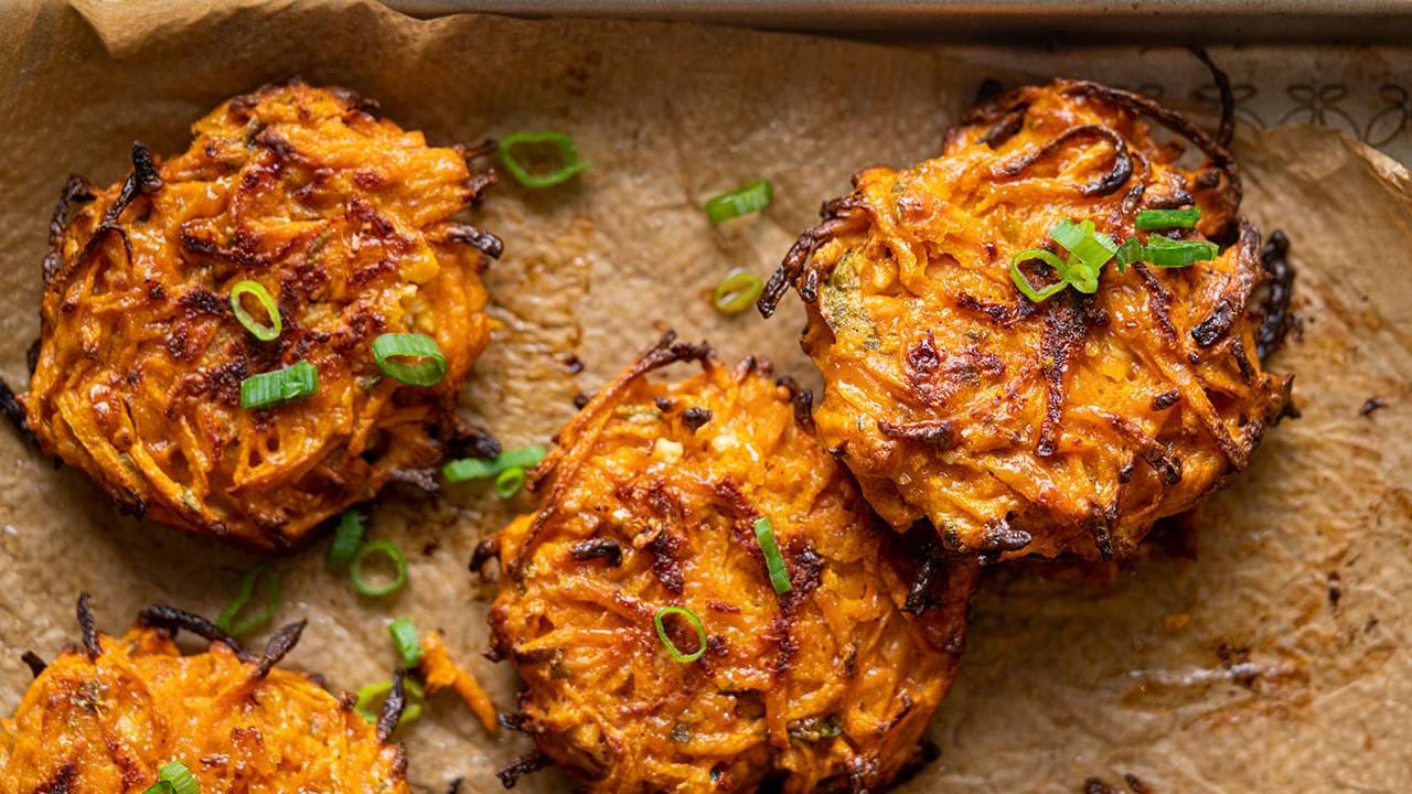 हिवाळ्यात निरोगी राहण्यासाठी सर्वात महत्वाचे आहे म्हणजे तुम्ही काय खाता काय पिता. हिवाळ्यात आहारात निरोगी गोष्टी खाण्यावर भर द्या, ज्यामुळे आरोग्य चांगले राहिल.