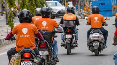 Swiggy Instamart : वर्षभरात स्विगी इन्स्टामार्टवरुन 1 लाखाचे कंडोम ऑर्डर करणारा माणूस कोण? भारतात कुठल्या महिन्यात  सर्वाधिक कंडोमची मागणी वाढली?