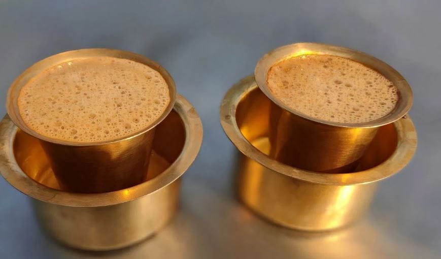 आज आपल्या आजूबाजूला एक तरी चाहप्रेमी नक्कीच असतो. काही लोक तर वेगवेगळ्या प्रकारचे चहा पितात. लोकांची गरज लक्षात घेऊन आज बाजारात अनेक प्रकारचा चहा विकला जातो. ग्रीन टी, ब्लॅक टी असे चहाचे अनेक प्रकार आहेत. परंतु आता ग्रीन टीला  चहा असल्याचे सांगत त्याची विक्री केल्यास चांगलीच मोठी कारवाई होऊ शकते. 