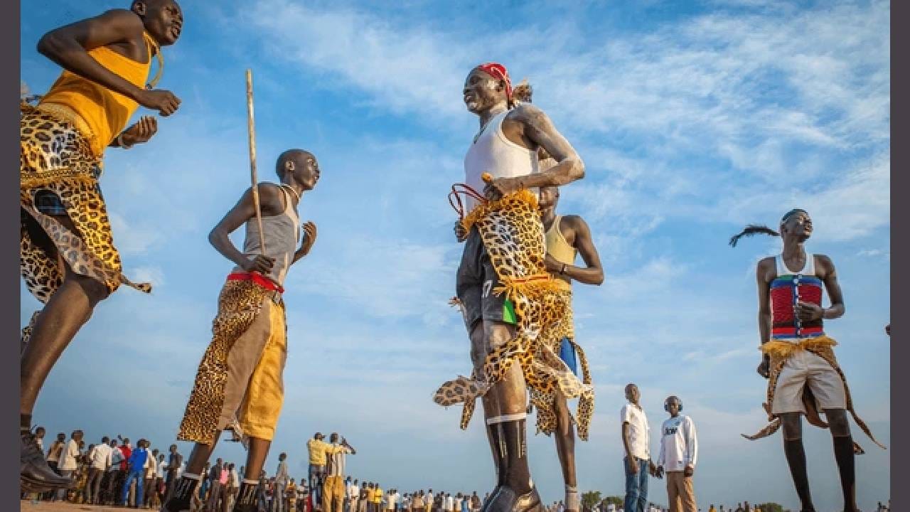 काही क्षेत्रात उंचीशिवाय प्रगती होत नसल्याचे मानले जाते. फॅशन, सिनेसृष्टीसह अनेक क्षेत्रात मानवीय उंचीला सर्वाधिक महत्त्व आहे. अर्थात काही मानवी समूह हे उंचीबाबत अत्यंत पुढे आहेत. त्यांची उंची सर्वसामान्य माणसांपेक्षा अधिक आहे. रशिया आणि आफ्रिकन लोक उंच मानले जातात.