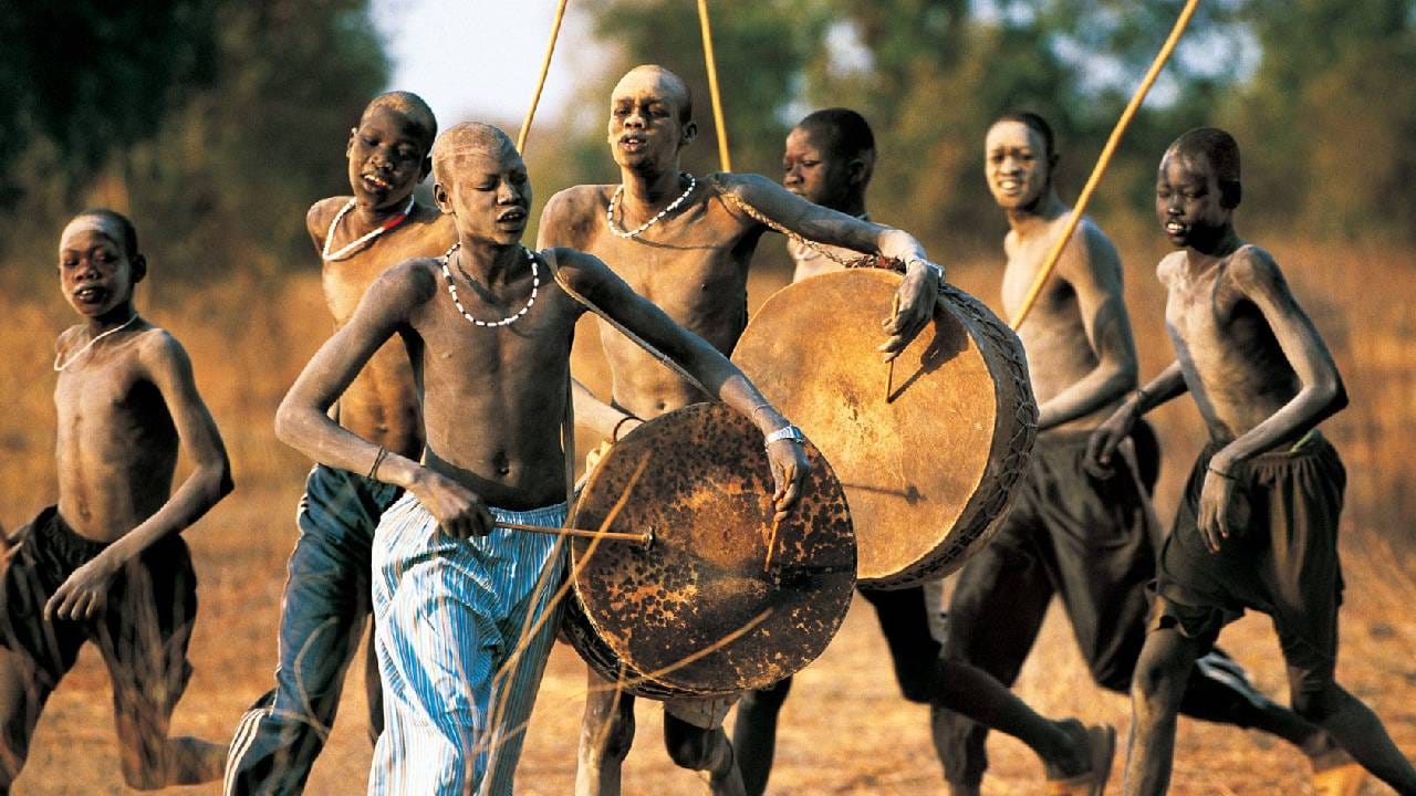 भारतातही काही जाती, जमाती या उंच आणि धिप्पाड शरीरयष्टीसाठी प्रसिद्ध आहेत. अर्थात उंचीवरच सगळं अवलंबून असतं असं ही नाही. पण काहींज्या जेनेटीक्समध्येच उंची अंतर्भूत असते. आफ्रिकेतील काही जमातीमधील स्त्री-पुरुषांची उंची हा कौतुकाचा नाही तर प्रतिष्ठेचा विषय असतो.