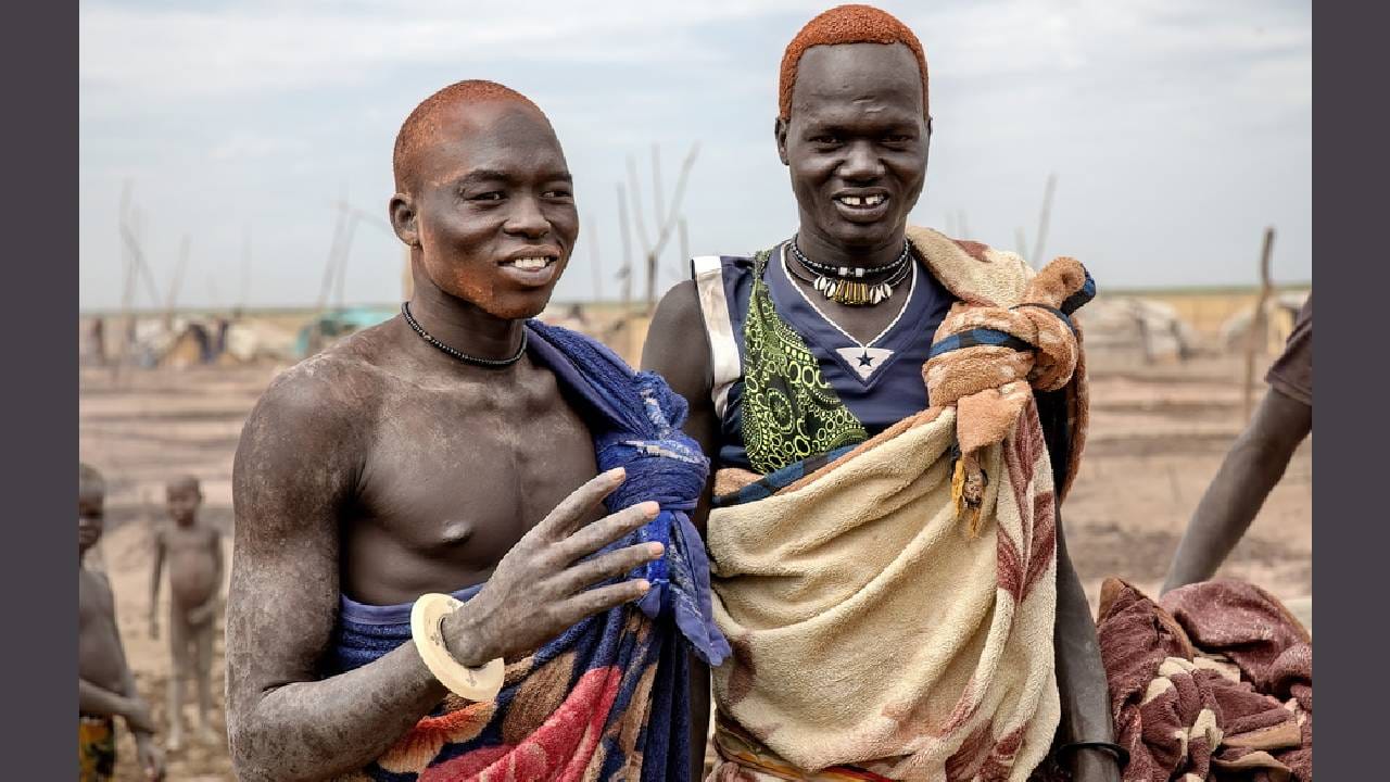 आफ्रिका खंडात आजही अनेक जाती-जमाती त्यांच्या विविध परपंरा जपतात. आफ्रिकन लोक हे सध्याच्या जगापेक्षा अत्यंत वेगळे आहेत. केवळ परंपराच नाही तर शारिरीक दृष्ट्या सुद्धा ते बळकट आणि दणकट आहेत. त्यांच्या काही प्रथा अत्यंत खतरनाक आहेत. 