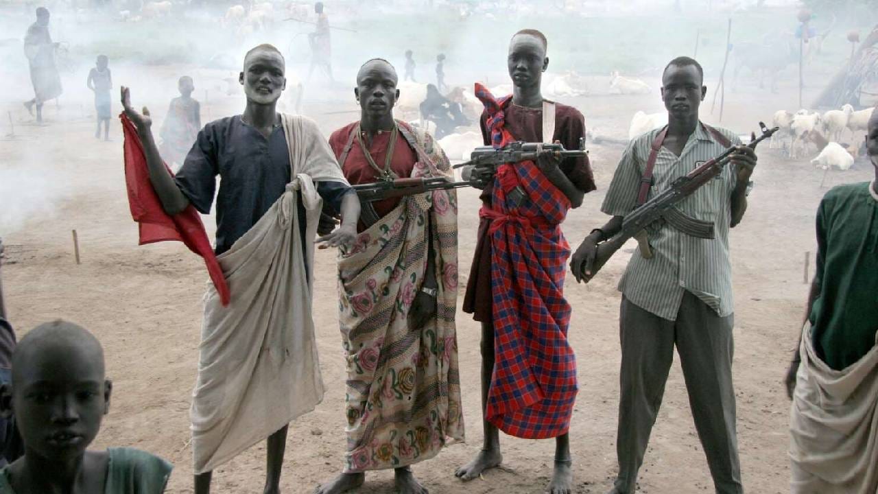 आफ्रिकेतील या जमातींमध्ये डिंका (African Dinka Tribe) ही आदिवासी जमात अशीच खास आहे. दक्षिण सुडानमधील नील नदीच्या किनाऱ्यावर ही आदिवासी जमात वसलेली आहे. डिंका लोक हे पशुपालन आणि शेती करतात. पण ही जमात जगात सर्वाधिक उंचीची जमात म्हणून ओळखली जाते. 