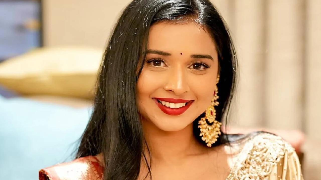 तान्या मित्तल हे नाव आता अनेकांच्या परिचयाचं झालं आहे. 'बिग बॉस 19'मध्ये तब्बल 800 साड्या घेऊन पोहोचलेली ही तान्या ग्रँड फिनालेपर्यंत टिकेल असं कोणालाच वाटलं नव्हतं. परंतु आता तान्याने टॉप 5 स्पर्धकांमध्ये आपली जागा निश्चित केली आहे. 
