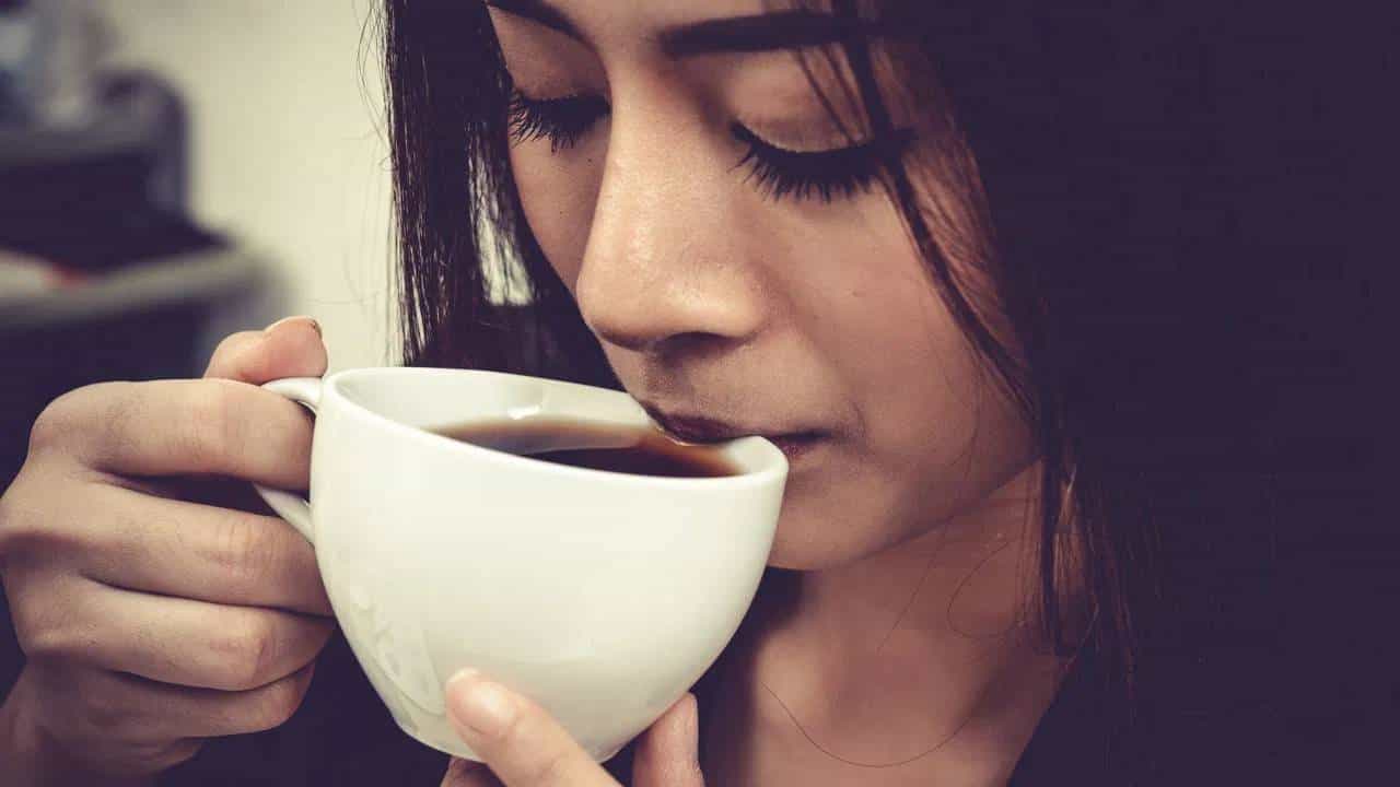 हिवाळ्यात चहा आणि कॉफी पिण्यावर लोकांचा अधिक भर असतो. नेहमीपेक्षा जास्त प्रमाणात कॉफी पिली जाते. मात्र, ही सवय निरोगी आरोग्यासाठी नक्कीच घातक आहे.