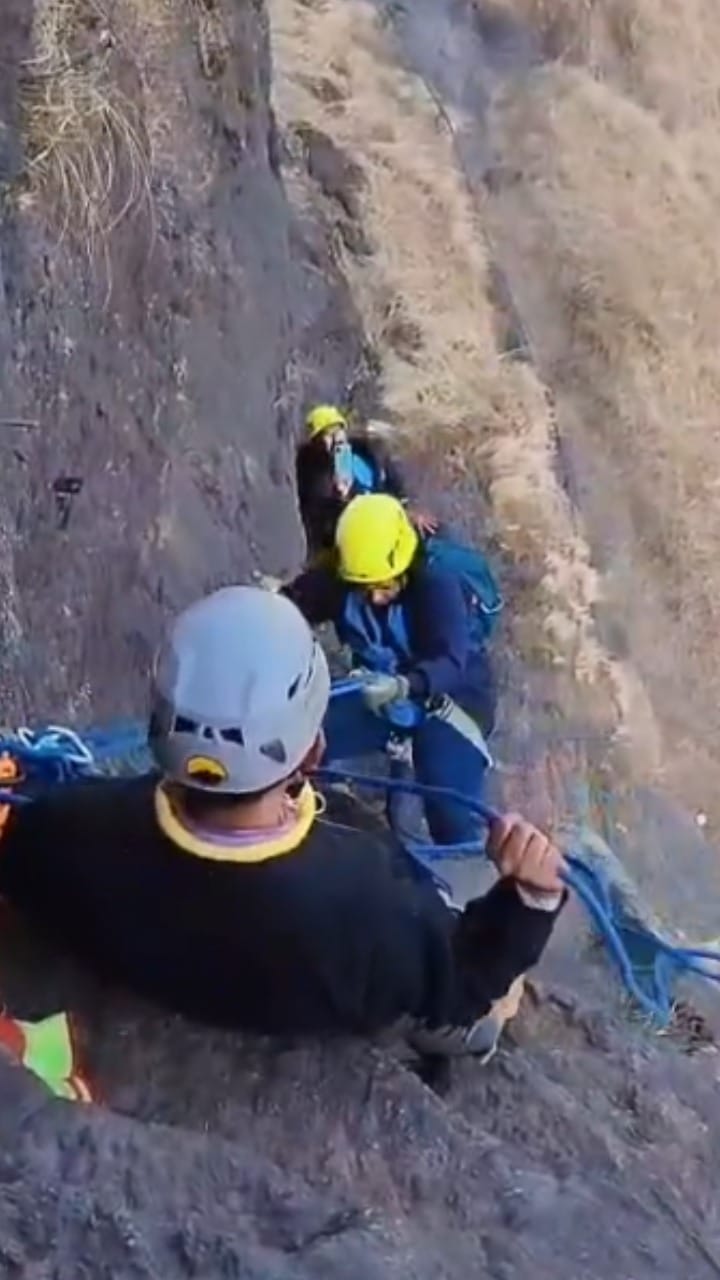 करमाळा-माढा तालुक्यातील शिक्षकांनी सर केला लोणावळ्याचा दुर्गम तेलबैला सुळका, पाहा थरार