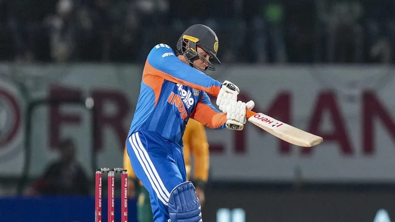 ऑस्ट्रियाच्या करनबीर सिंह याने टी 20i क्रिकेटमध्ये सर्वाधिक 122 षटकार लगावले आहेत. मात्र फुल मेंबर्स टीमचा विचार करता टी 20i क्रिकेटमधील  सर्वाधिक षटकारांचा हा विक्रम हा भारताच्या अभिषेक शर्मा याच्या नावावर आहे. अभिषेकने या वर्षात 54 टी 20i षटकार लगावले आहेत.  (Photo Credit : PTI)