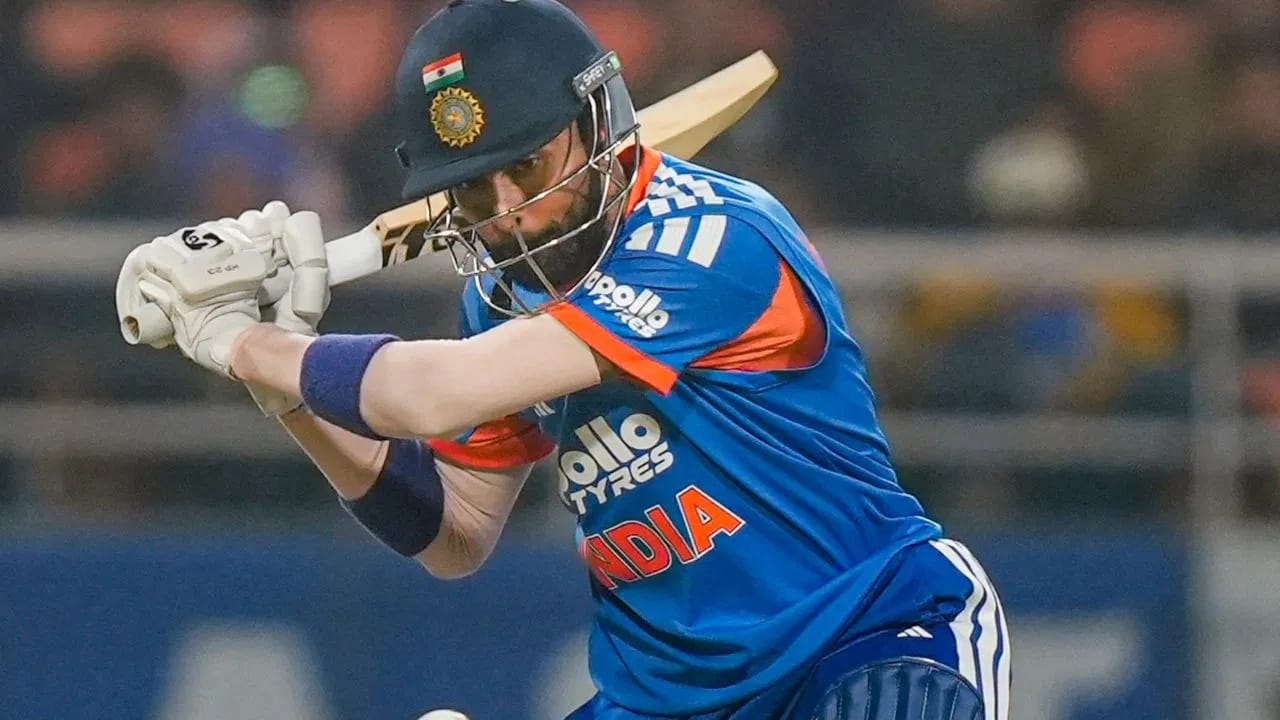 हार्दिक कॅप्टन सूर्यकुमार यादव आऊट झाल्यानंतर पाचव्या स्थानी बॅटिंगसाठी आला. हार्दिकने  25 बॉलमध्ये 252 च्या स्ट्राईक रेटने 63 धावा केल्या. हार्दिकने या खेळीत 5 फोर आणि तितकेच सिक्स लगावले. हार्दिकचं हे टी 20i कारकीर्दीतील सातवं अर्धशतक ठरलं. (Photo Credit : PTI)