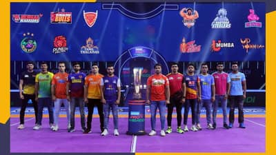 मिरच्या झोंबल्या ना! भारतीय टीमची जर्सी घालून खेळला पाकिस्तानी खेळाडू, तिरंगा पण हाती घेतला, मग झालं काय?