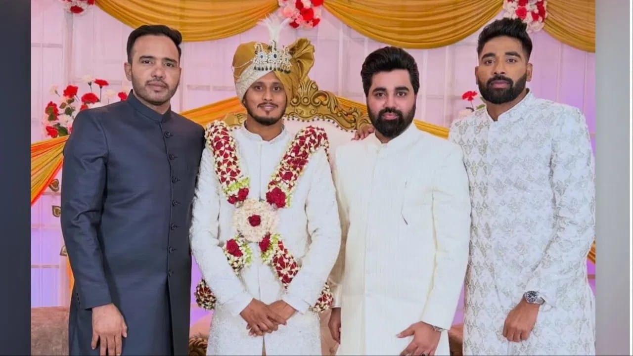 लग्नात सिराज व्यतिरिक्त अनेक मित्रांनी उपस्थिती लावली. या सर्व मित्रांनी नवरदेवासह फोटो काढले. सिराजने नवरदेव आणि सर्व मित्रांसोबतचे ग्रुप फोटोही इंस्टा स्टोरीतून पोस्ट केले. (Photo Credit : Instagram)