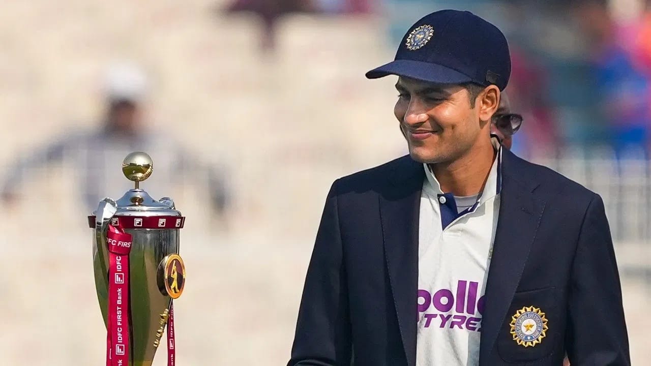 शुबमनचं गेल्या काही महिन्यांत टीम इंडियातील वजन वाढलं आहे. शुबमनला रोहितच्या निवृत्तीनंतर कसोटी संघाचं नेतृत्व देण्यात आलंय. तसेच शुबमनला एकदिवसीय संघाच्या कर्णधारपदाची जबाबदारी देण्यात आलीय. तसेच शुबमन टी 20i टीमचा कॅप्टनही आहे. त्यामुळे शुबमनला बीसीसीआयकडून वार्षिक करारात ए प्लस ग्रेड मिळण्याची शक्यता अधिक आहे. (Photo Credit: PTI)