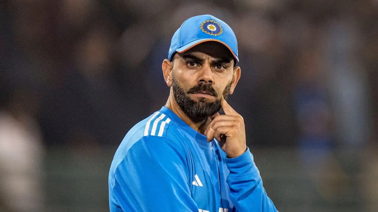 आता विराटने तिसऱ्या आणि मालिकेच्या दृष्टीने निर्णायक अशा सामन्यातही  शतक करुन भारताला विजयी करावं, अशी आशा चाहत्यांना आहे. चाहत्यांना या सामन्यात विराटकडून 2 पैकी कोणताही 1 विक्रम होताना पाहायला मिळू शकतो. (Photo Credit: PTI)