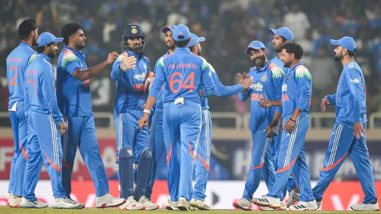 भारताने पहिल्या वनडे सामन्यात दक्षिण अफ्रिकेचा 17 धावांनी पराभव केला. भारताने प्रथम फलंदाजी करताना 50 षटकात 8 गडी गमवून 349 धावा केल्या. या धावांचा पाठलाग करताना दक्षिण अफ्रिकेचा संघ फक्त 332 धावा करू शकला. (फोटो- पीटीआय)