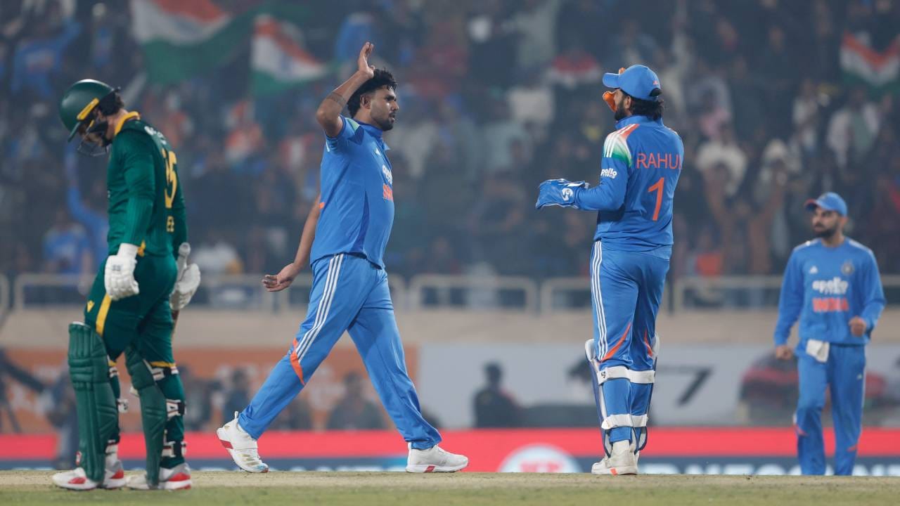 दक्षिण अफ्रिकेच्या या कामगिरीनंतर भारताच्या नावावर नकोसा विक्रम प्रस्थापित झाला आहे. सुरुवातीचे 3 विकेट 15 धावांच्या आत असूनही 300हून अधिक धावा केल्या.  यापूर्वी वनडे क्रिकेटमध्ये असं कधीच घडलं नव्हतं. (फोटो- बीसीसीआय ट्विटर)