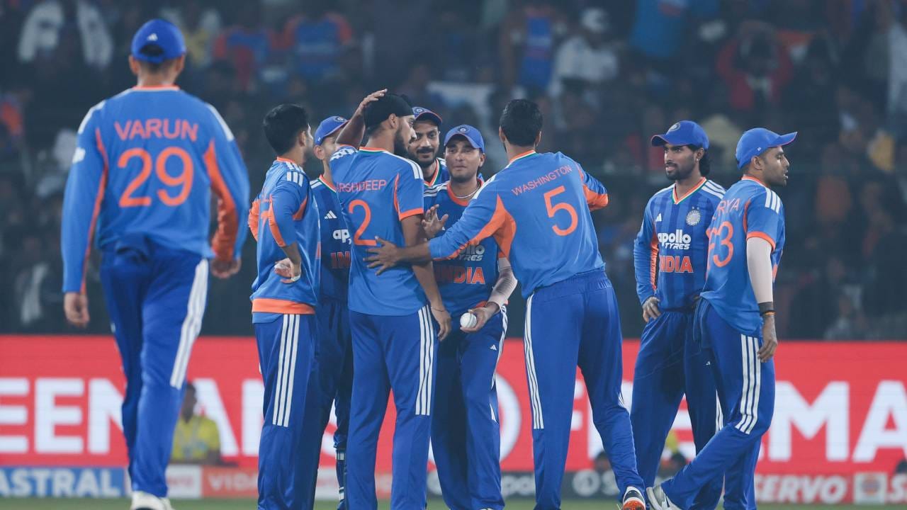 भारताने प्रथम फलंदाजी करताना 20 षटकात 6 गडी गमवून 175 धावा केल्या. या धावांचा पाठलाग करताना दक्षिण अफ्रिकेचा संघ फक्त 74 धावांपर्यंत मजल मारू शकला. यासह भारताने हा सामना 101 धावांनी जिंकला. (Photo- BCCI Twitter)