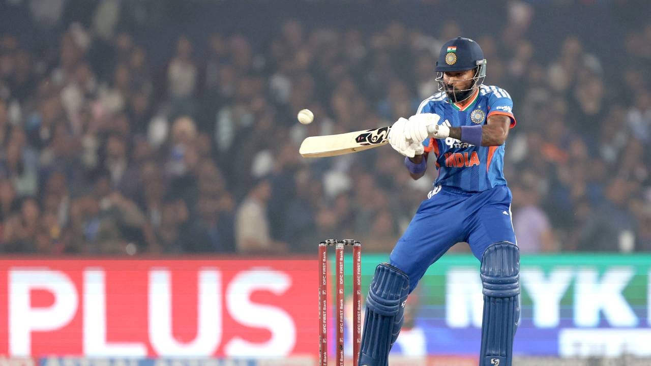 भारताने दक्षिण अफ्रिकेला 74 धावांवर सर्व बाद केल्यानंतर नवा विक्रम प्रस्थापित केला आहे. दक्षिण आफ्रिकेला तीन वेळा शंभरपेक्षा कमी धावांमध्ये गुंडाळणारा जगातील पहिला संघ बनला आहे. (Photo- BCCI Twitter)