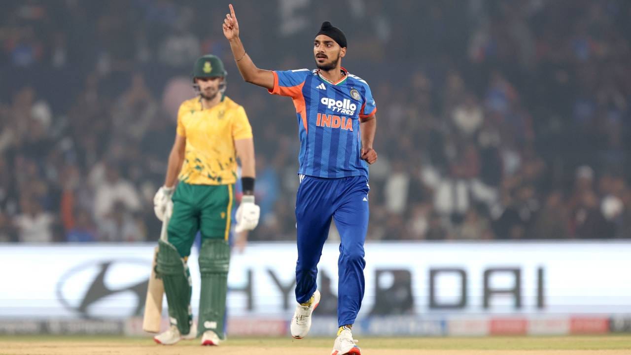 टीम इंडियाने दक्षिण आफ्रिकेविरुद्धच्या टी20 मालिकेत विजयाने सुरुवात केली. या सामन्यात भारताने दक्षिण अफ्रिकेचा 101 धावांनी पराभूत केले. कटकमधील बाराबती स्टेडियमवर झालेल्या या सामन्यात दक्षिण आफ्रिकेच्या संघाने नाणेफेक जिंकून गोलंदाजी करण्याचा निर्णय घेतला. पण भारताने सामन्यावर पकड मिळवली. (Photo- BCCI Twitter)