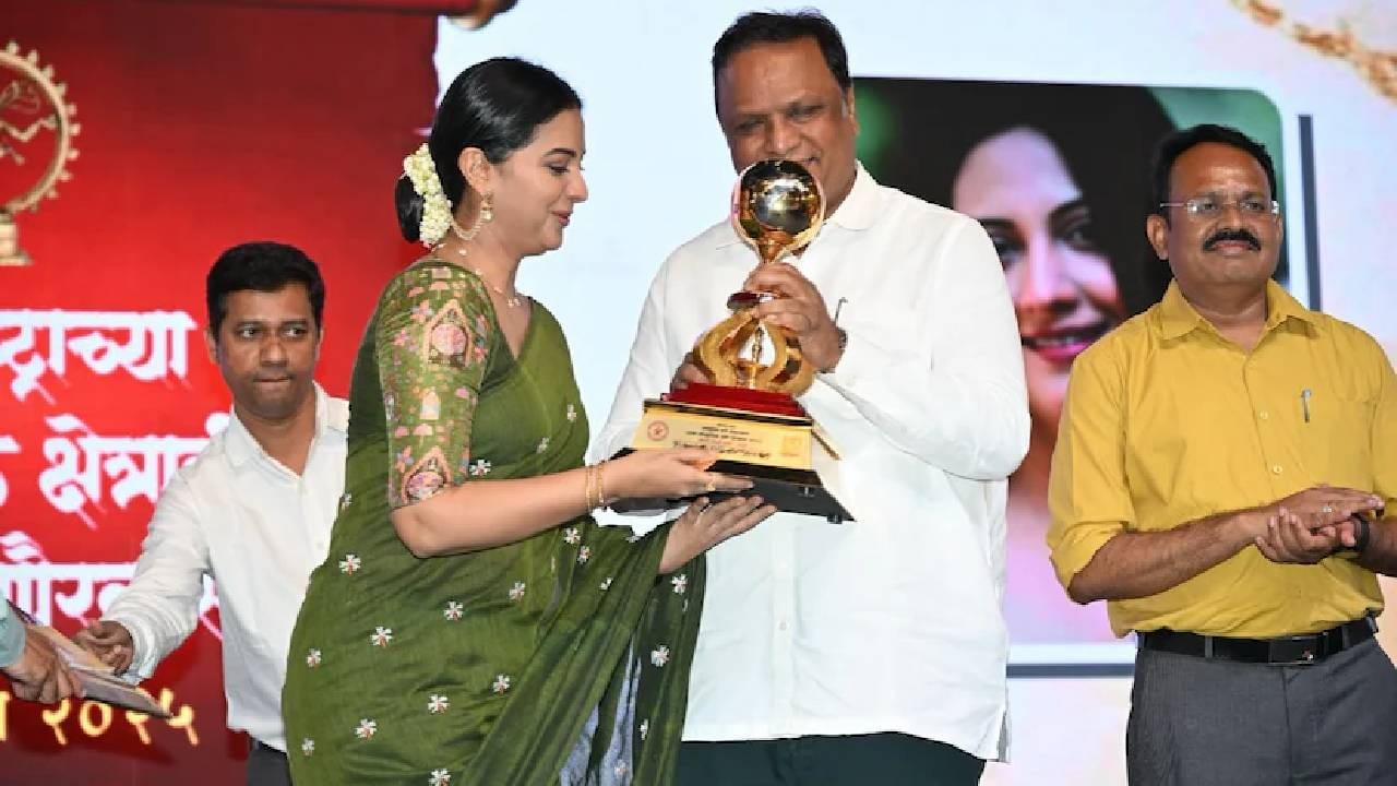 तेजश्री प्रधानने तिच्या अधिकृत इन्साग्राम अकाऊंटवर काही फोटो शेअर करत पोस्ट लिहिली आहे. तिने, आपल्या मार्गावर विश्वास ठेवून पुढे चालत राहणे !!! यशासकट अन् अपयशासकट.. न थकता.. न डगमगता.. उरी विश्वास बाळगून.. की जाणारा प्रत्येक दिवस काहीतरी नवं देत राहतो ! ते सर्व वेचत चालत राहणे.आणि मग, एक छानसा विसावा.. त्यात थोडा आढावा ! करून ठेवलेल्या गोष्टींचा.. चुकलेल्याचा.. बरोबर गोष्टींचा.. मायबाप प्रेक्षकाच्या प्रेमाचा.. टिकेचा … असे पोस्टमध्ये म्हटले आहे.