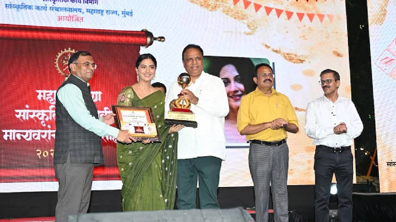 तेजश्रीने ही पोस्ट शेअर करत महाराष्ट्र शासन सांस्कृतिक कार्य संचालनालय राज्य सांस्कृतिक युवा पुरस्कार २०२४ स्विकारतानाचा फोटो शेअर केला आहे. या फोटोंमध्ये ती आशिष शेलार यांच्या हत्ये पुरस्कार स्वीकारताना दिसत आहे. तेजश्रीने हा आनंदाचा क्षण सर्वांसोबत शेअर केला आहे.