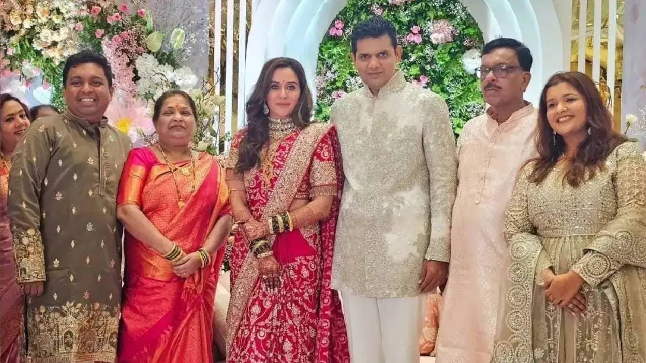 मराठमोळी अभिनेत्री तेजस्विनी लोणारीच्या लग्नापूर्वीच्या कार्यक्रमांना धूमधडाक्यात सुरुवात झाली आहे. शिवसेना युवा नेते समाधान सरवणकर यांच्याशी ती लग्न करणार आहे. तेजस्विनीच्या हातावर समाधान यांच्या नावाची मेहंदी रंगली आहे.