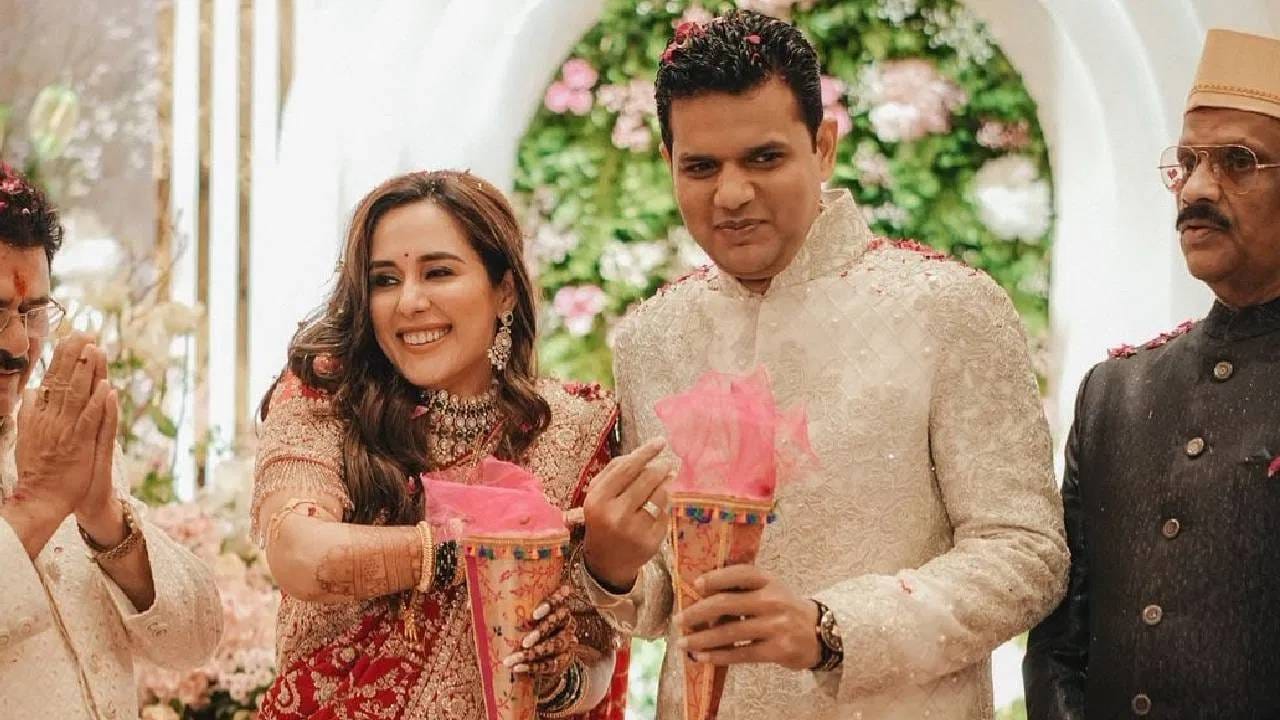 'तुझेच मी गीत गात आहे', 'देवमाणूस' अशा मालिकांमधून लोकप्रिय ठरलेली अभिनेत्री तेजस्विनीने ऑक्टोबर महिन्यात समाधान यांच्याशी साखरपुडा करत चाहत्यांना सुखद धक्का दिला होता. मुंबईतील एका पंचतारांकित हॉटेलमध्ये या दोघांचा विवाहसोहळा पार पडणार आहे. 
