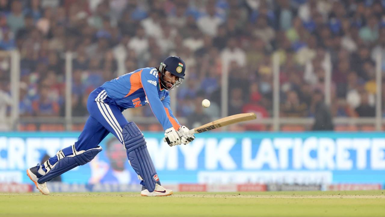 तिलक वर्माने 42 चेंडूत 10 चौकार आणि 1 षटकाराच्या मदतीने 73 धावा केल्या. त्याने 173.81 च्या स्ट्राईक रेटने या धावा केल्या. शेवटच्या षटकात धावचीत होत तंबूत परतला. तिलक वर्माने संजू सोबत 34, सूर्यकुमार सोबत 18, हार्दिक पांड्यासोबत 105, शिवम दुबेसह 7 धावांची भागीदारी केली. (Photo- BCCI Twitter)