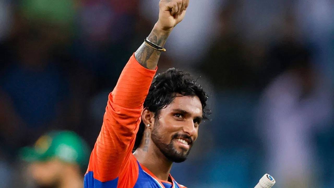 तिलक वर्माने 23 वर्षे आणि 31 दिवसांचा असताना ही कामगिरी केली आहे. त्याने 34 डावात 1000 धावा पूर्ण केल्या आहेत. यापूर्वी हा विक्रम अभिषेक शर्माच्या नावावर होता. पण त्याने 25 वर्षे 65 दिवसांचा असताना ही कामगिरी केली होती. तिलक वर्मा टी20 आंतरराष्ट्रीय सामन्यात 1 हजार धावा करणारा 13वा भारतीय आहे. (PHOTO CREDIT- PTI)