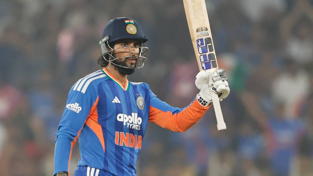 तिलक वर्माने चौकार मारत अर्धशतक साजरं केलं. यासह त्याने टी20 क्रिकेटमधील सहावं अर्धशतक ठोकलं आहे. तिलक वर्माने टी20 क्रिकेट कारकिर्दीत आतापर्यंत सहा अर्धशतकं आणि दोन शतकं ठोकली आहेत. (Photo- BCCI Twitter)