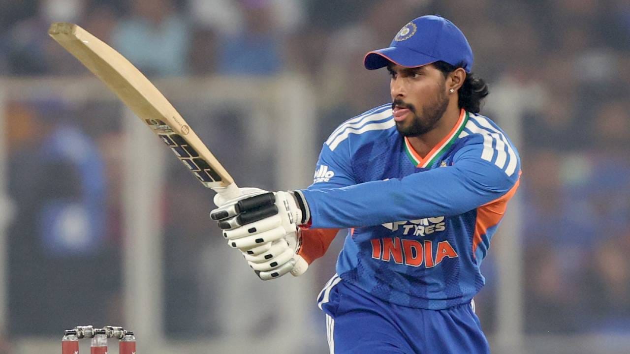 तिलक वर्माने 30 चेंडूत अर्धशतक ठोकलं. यावेळी त्याचा आक्रमक पवित्रा पाहायला मिळाला. टी20 वर्ल्डकप 2026 स्पर्धेपूर्वी त्याचा आक्रमक पवित्रा पाहून क्रीडाप्रेमींचा आनंद गगनात मावेनासा झाला आहे. दक्षिण आफ्रिकेविरुद्धचे दुसरे अर्धशतक होते. (Photo- BCCI Twitter)