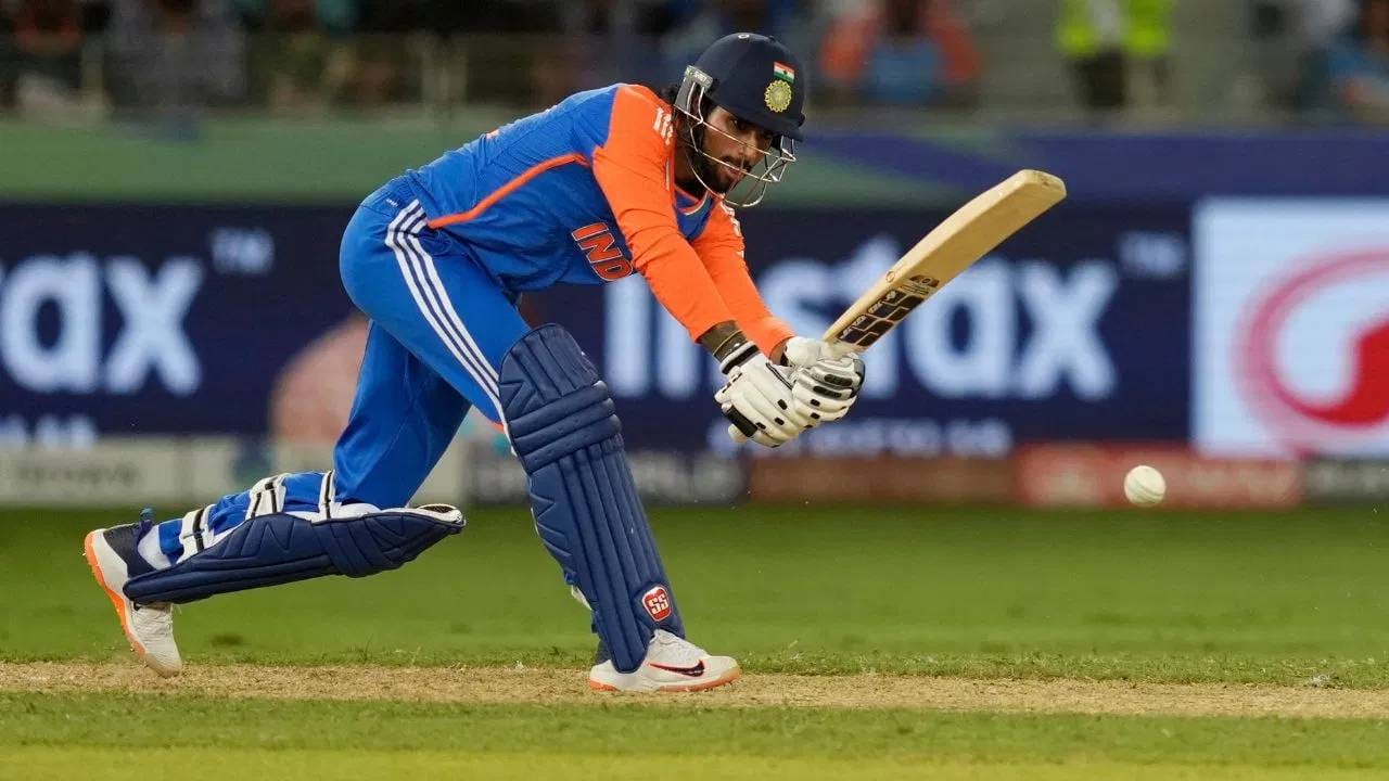 तिलक वर्माने दक्षिण अफ्रिकेविरुद्धच्या पहिल्याच टी20 सामन्यात एका विक्रमाची नोंद केली आहे. आतापर्यंत भारताच्या कोणत्याही फलंदाजाला अशी कामगिरी करता आली नाही. त्यामुळे तिलक वर्मासाठी ही कामगिरी खास ठरली आहे. (PHOTO CREDIT- PTI)