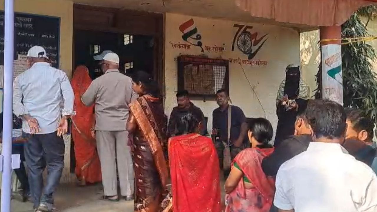 मतदान करण्यासाठी आली अन् धाडकन कोसळली, धाराशिवमधील मतदान केंद्रात नको तेच घडलं, वाचा…