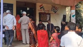 मतदान करण्यासाठी आली अन् धाडकन कोसळली, धाराशिवमध्ये नको तेच घडलं...