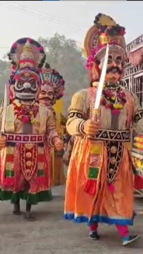 डोक्यावर कलश, ओठांवर देवीचं नाव अन् मनात अपार श्रद्धा..; तुळजापूरमध्ये निघाली जल यात्रा.