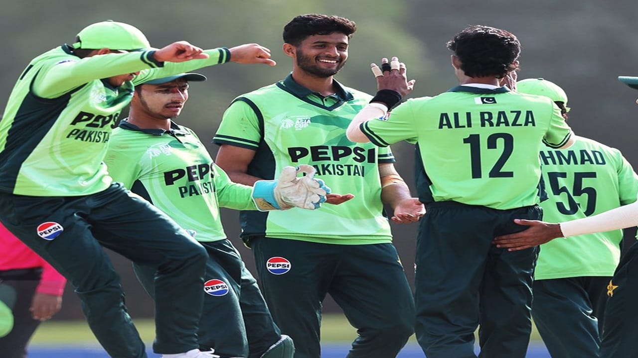 पाकिस्तानने रविवारी 21 डिसेंबरला अंतिम सामन्यात टीम इंडियावर एकतर्फी विजय मिळवला. त्यानंतर या विजेत्या संघाचं आणि सपोर्ट स्टाफचं इस्लामाबादमध्ये स्वागत करण्यात आलं. यावेळेस बक्षिस देण्यात येणार असल्याचं जाहीर करण्यात आलं.  (Photo Credit : ACC)