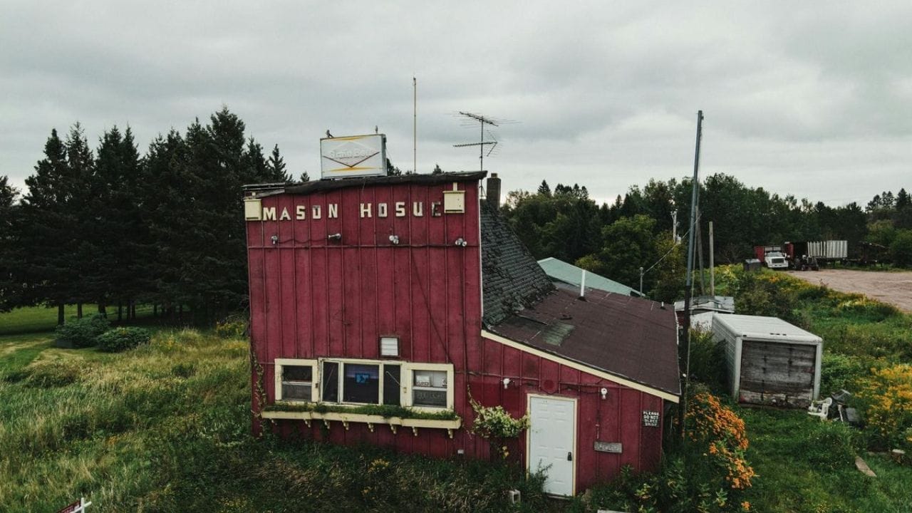 अमेरिकेत आपले घर असावे असे अनेकांचे स्वप्न असते. पण तिथे प्रत्यक्ष राहण्यासाठी अनेक खटाटोप करावे लागतात. हल्ली बहुतेक भारतीय हे कामानिमित्त, शिक्षणानिमित्त अमेरिकेत स्थायिक झाले आहेत.