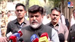 Uday Samant : कार्यालय फोडणाऱ्यांना ठाकरेंच्या सेनेकडून तिकीट अन् महायुतीतील बंडखोरीवरही उदय सामंत यांचं मोठं विधान