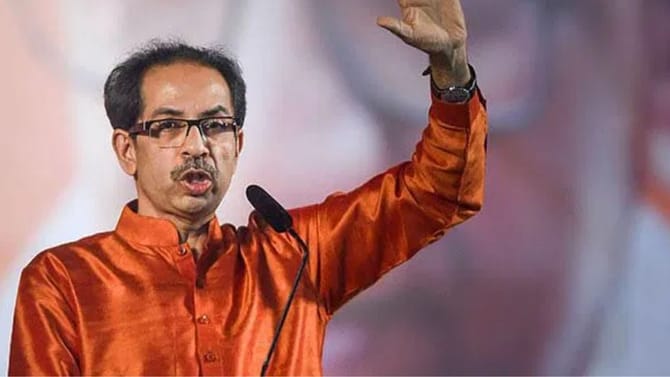 उद्धव ठाकरेंना मोठा धक्का, जवळच्या माणसानं ऐनवेळी सोडली साथ