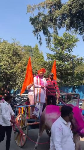 बैलगाडीतून जात उमेदवाराने भरला अर्ज; एकच चर्चा.