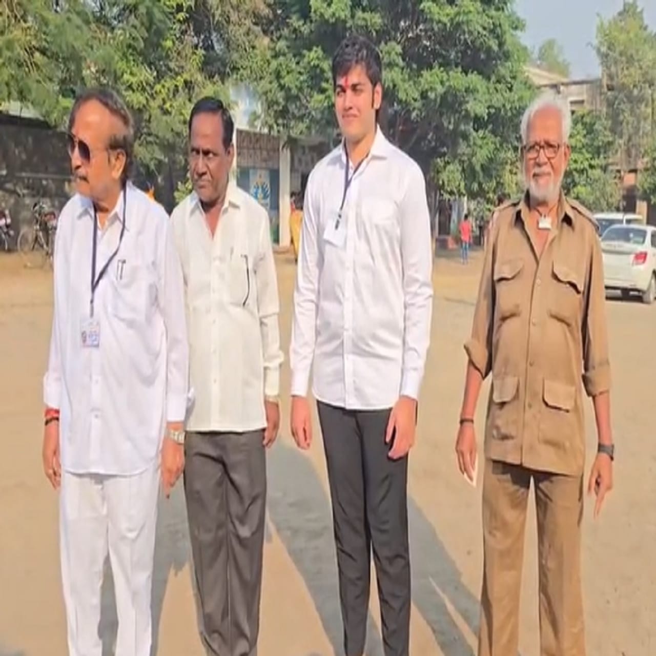 राज्यातील 264 नगरपालिका आणि नगरपंचायतींसाठी आज, मंगळवार 2 डिसेंबर रोजी मतदान होत असून मतदारांचा कौल कोणाच्या बाजूने लागणार हे पाहणे महत्त्वाचे ठरणार आहे. तसेच आजचा हा मतदानाचा हक्क कोणाही हातचा न जाऊ देण्याचा प्रयत्न केला आहे.