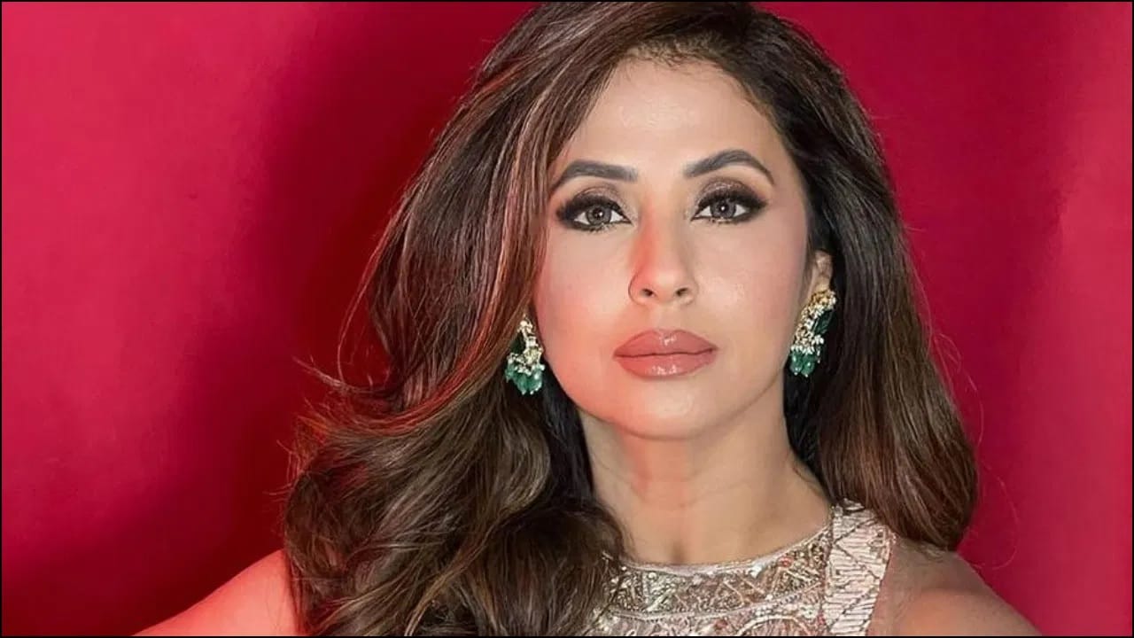 Urmila Matondkar ला दिग्दर्शकाच्या बायकोनं सणसणीत कानाखाली मारली तेव्हा..., तो सकाळ होताच का पाहायचा अडल्ट कॉन्टेंट? Urmila Matondkar ला दिग्दर्शकाच्या बायकोनं सणसणीत कानाखाली मारली तेव्हा..., तो सकाळ होताच का पाहायचा अडल्ट कॉन्टेंट?