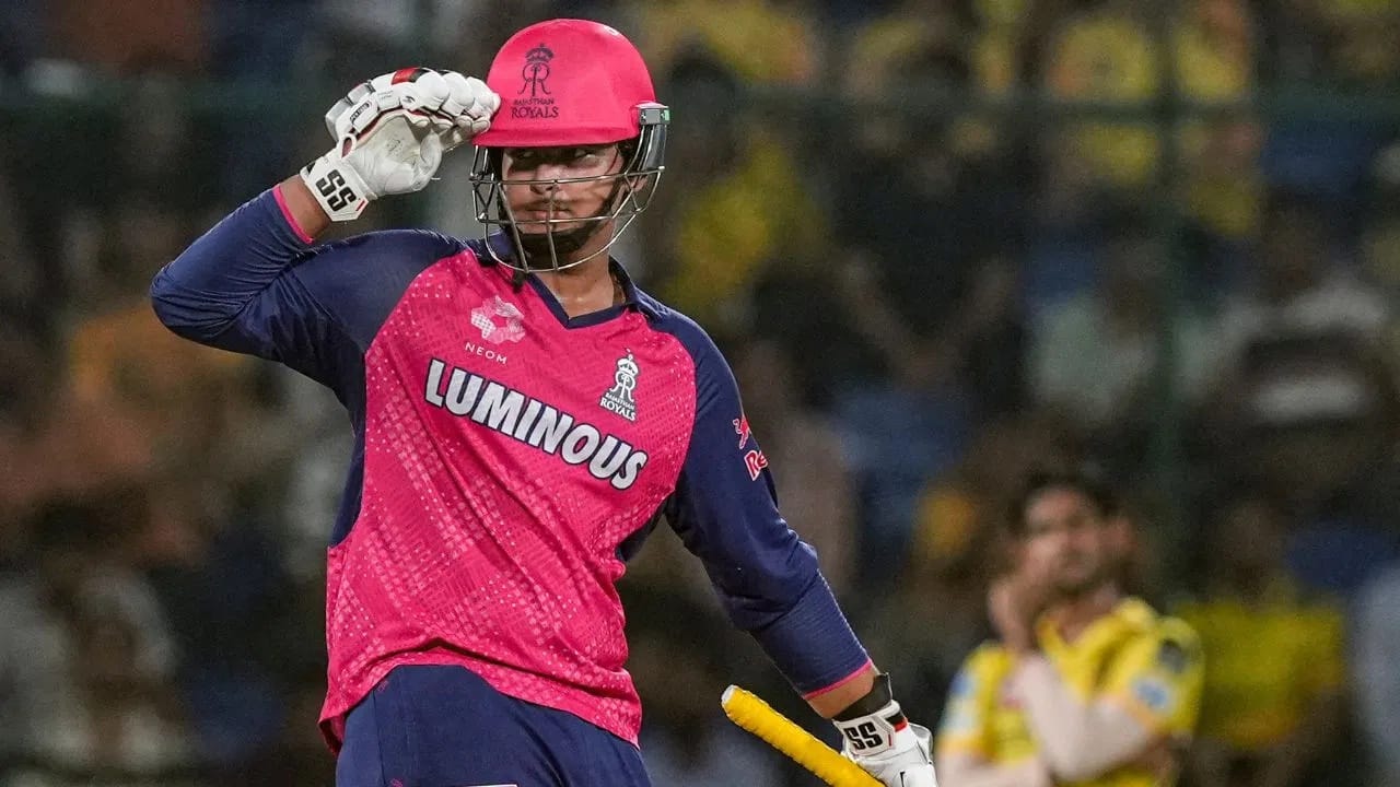 वैभवने 18 व्या मोसमातून (IPL 2025) राजस्थान रॉयल्सकडून आयपीएल पदार्पण केलं. राजस्थानने आगामी मोसमासाठी वैभवला रिटेन केलं आहे. राजस्थानने वैभवसाठी 1 कोटी 10 लाख रुपये मोजले.  त्यामुळे वैभवला यंदाही तेवढीच रक्कम मिळणार आहे. (Photo Credit : PTI)